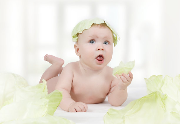 头上戴着绿白菜的小婴儿图片下载