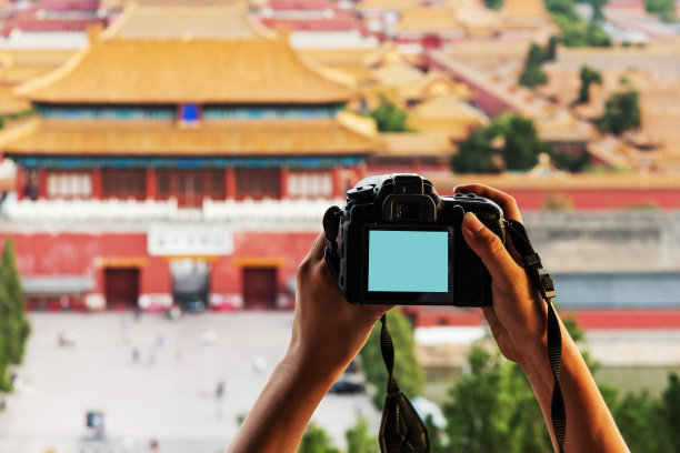 游客们拿着相机拍摄紫禁城图片下载
