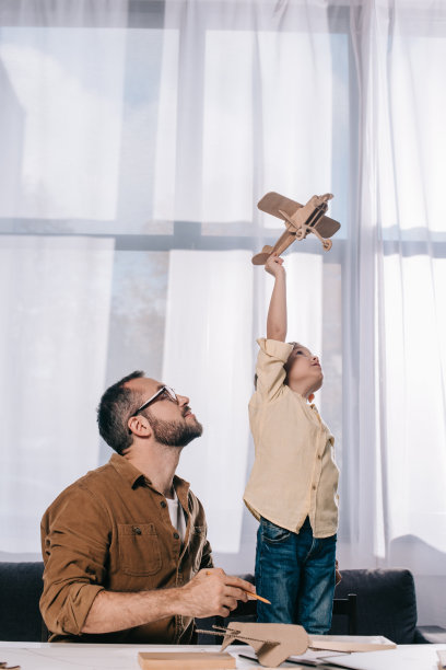 爸爸戴着眼镜看得很少，所以在家里玩木制飞机模型图片下载