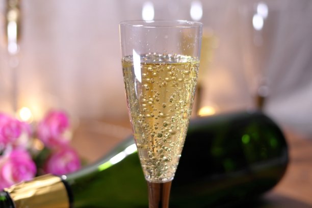 香槟杯和空香槟瓶图片下载
