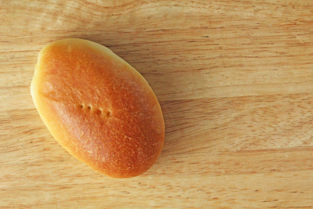 俄罗斯传统的鸡蛋和葱肉饼放在木板上。美味红润的烤肉饼。平躺图片下载