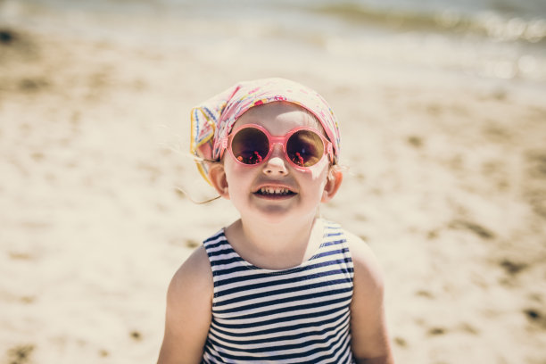 沙滩上微笑的小女孩图片下载