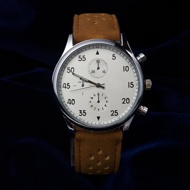 男士腕表与棕色皮带近距离在一个深蓝色的背景图片下载