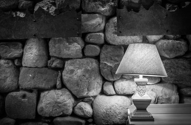 石墙和时尚的灯图片下载