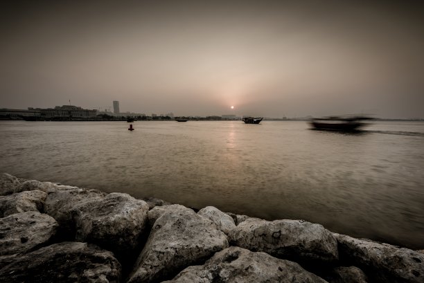 雄伟的多哈海岸日落图片下载