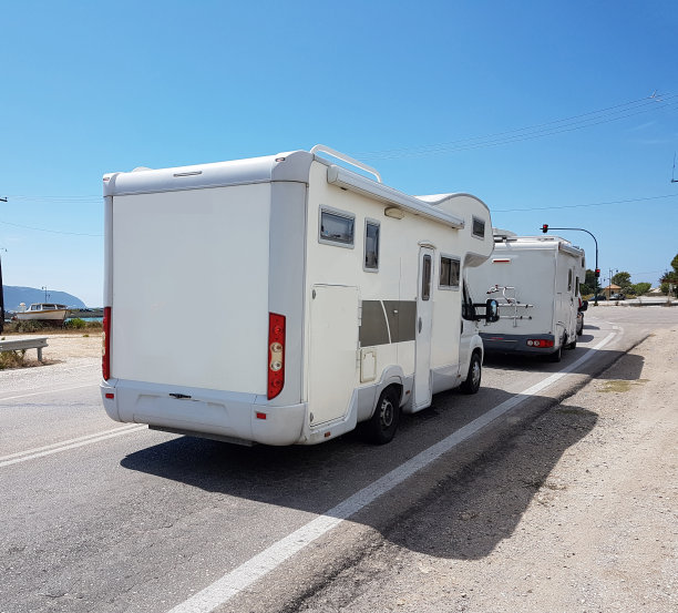 夏季假期在海边行驶的大篷车图片下载