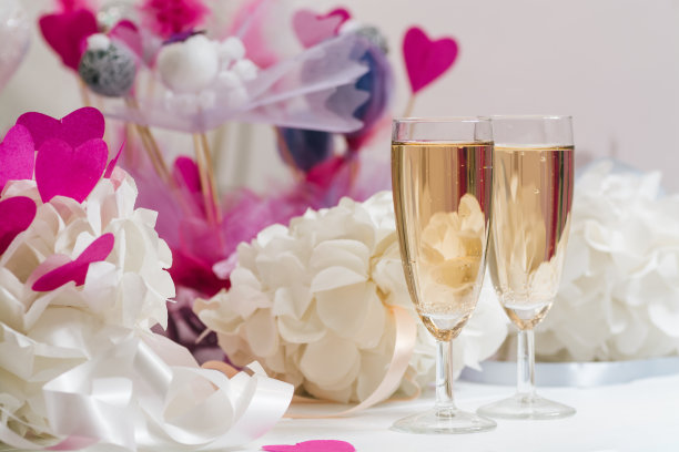 喝着香槟庆祝新年图片下载