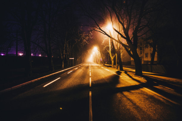 夜晚空荡荡的街道图片下载