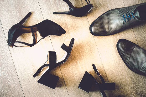 优雅的女人和男人鞋隔离在木制表面图片下载