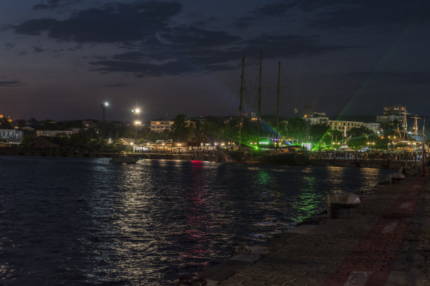 瓦尔纳海站烟花的夜景照片。图片下载