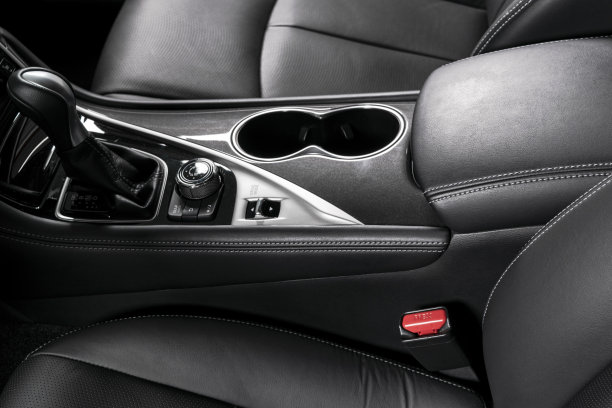 汽车内部。汽车的内部。舒适的真皮座椅。穿孔皮革。汽车内饰的细节。汽车详细图片下载