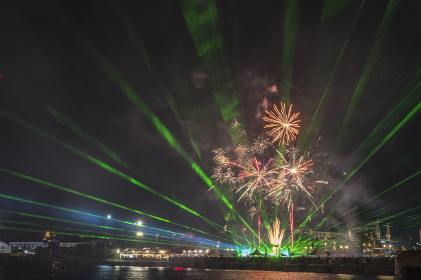 瓦尔纳海站烟花的夜景照片。图片下载