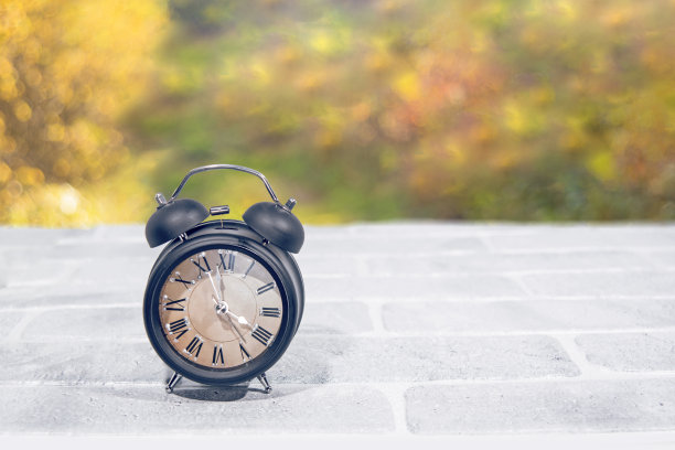 夏令时。挂钟快到冬天了。秋天的抽象。图片下载