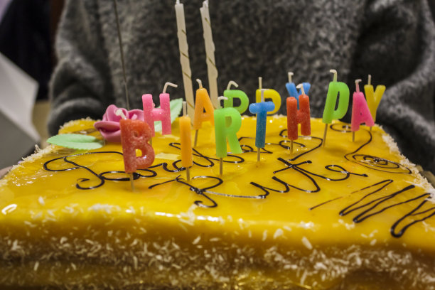 一个面目全非的女人拿着生日蛋糕图片下载