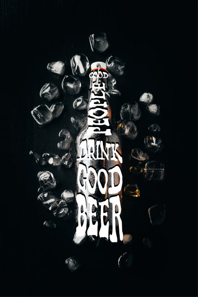 平躺着，黑色的桌面上放着冰块上的啤酒瓶，有“好人喝好啤酒”的灵感图片下载