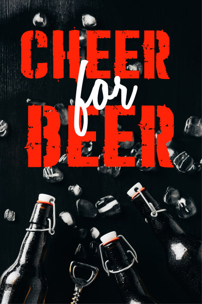 平躺着，开瓶器、啤酒瓶和冰块放在深色的桌面上，灵感来自“为啤酒欢呼”图片下载