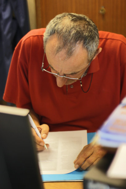 高级图书管理员在他的书中图片下载