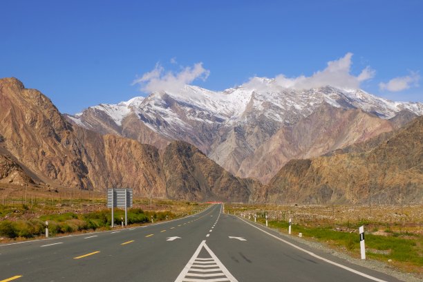 一条通往雪山的路图片下载
