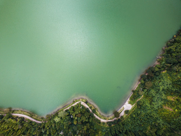 俯视图的Lagoa Verde湖在塞特Cidades火山火山口在圣米格尔岛，亚速尔群岛，葡萄牙。图片下载