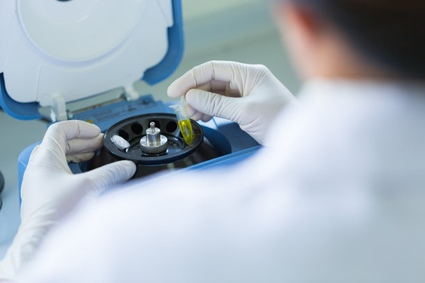 科学家将样品装入离心机，概念科学和技术图片下载