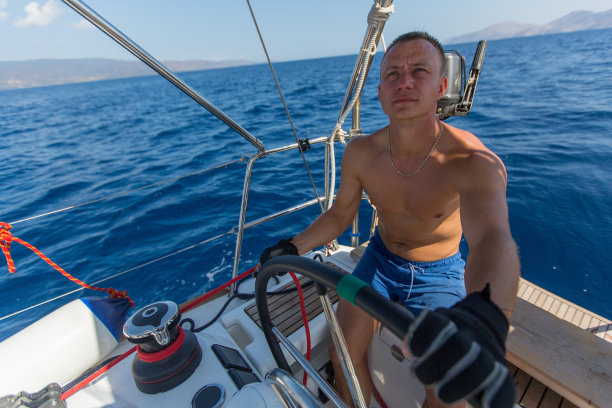 男船长操纵帆船。图片下载