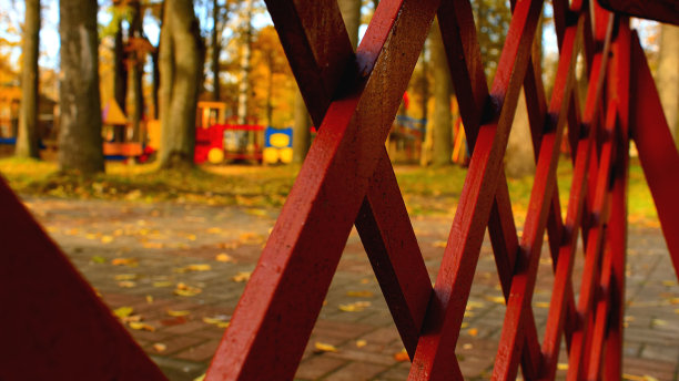 红色的栅栏在公园秋天的公共公园图片下载