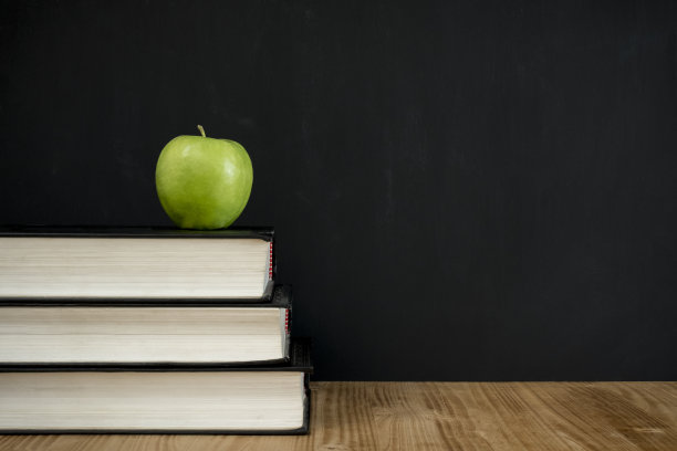 苹果和书在一起，木制背景的特写图片下载