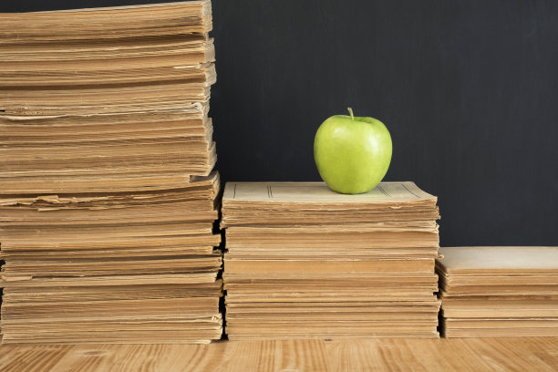 苹果和书在一起，木制背景的特写图片下载