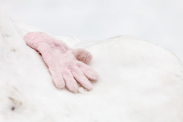一只手套放在雪地上图片下载
