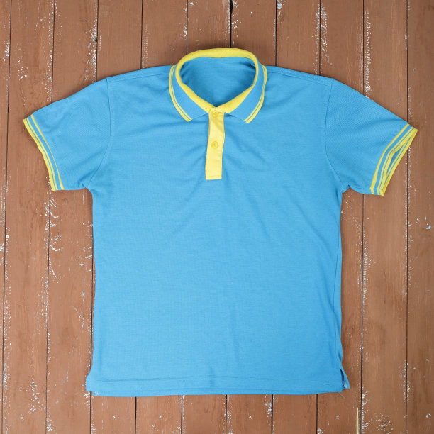 衣服，鞋子和配件-蓝色和黄色马球衫在木背景图片下载