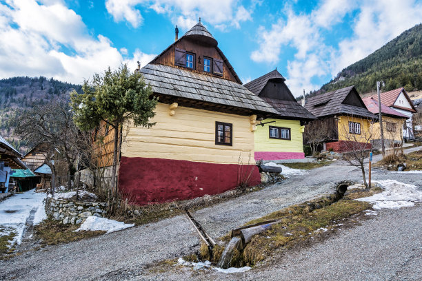 Vlkolinec村的彩色木屋图片下载
