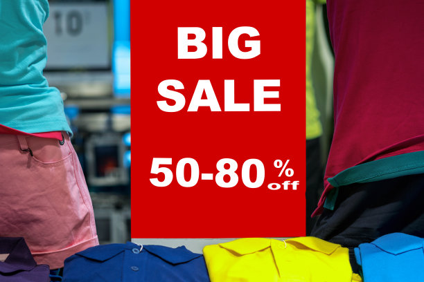 销售50-80%的折扣模拟广告展示框架设置在服装线在购物商场，商业时尚和广告概念图片下载