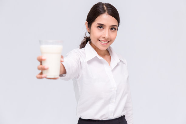 那位营养师在上班前喝牛奶。图片下载