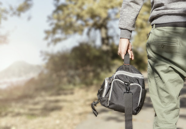 拿着相机包的男人，从后面拍的图片下载