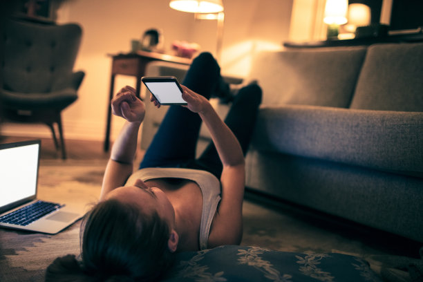 用电话的女人图片下载