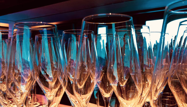 成摞的葡萄酒杯图片下载