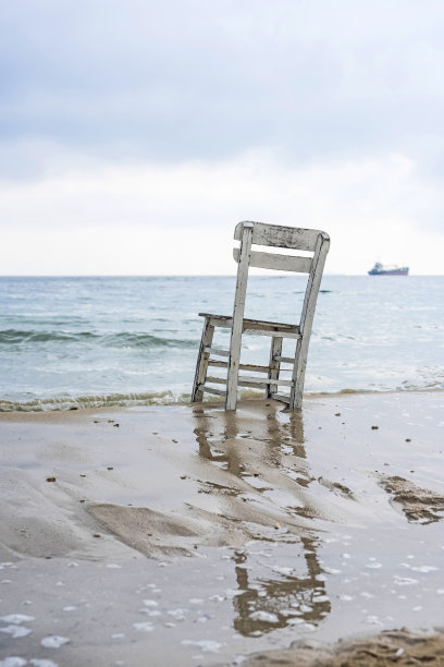 孤独的木椅在海边的海滩和海浪图片下载