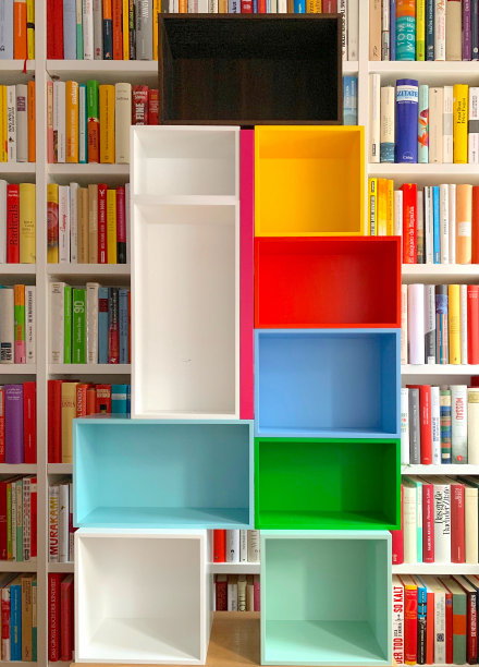 图书馆前面有许多书和五颜六色的空盒子图片下载