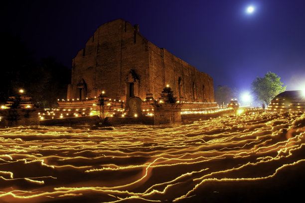 泰国佛教徒来用蜡烛祈祷图片下载