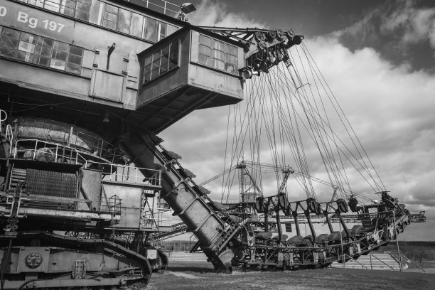 露天矿区电铲黑白拍摄图片下载