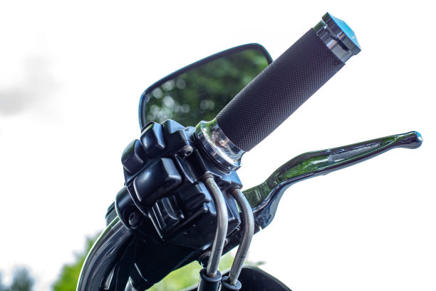 近距离观察停在公路上的老式摩托车。作物的观点图片下载