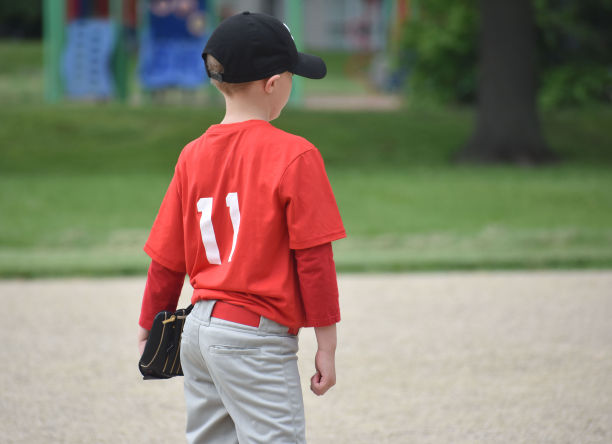 棒球:年轻的外野手图片下载