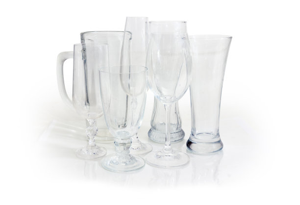 不同的空玻璃器皿在白色背景上图片下载