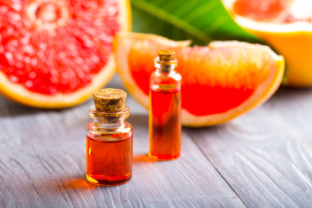 柑橘油美容柚子药健康自然玻璃小瓶木质背景图片下载