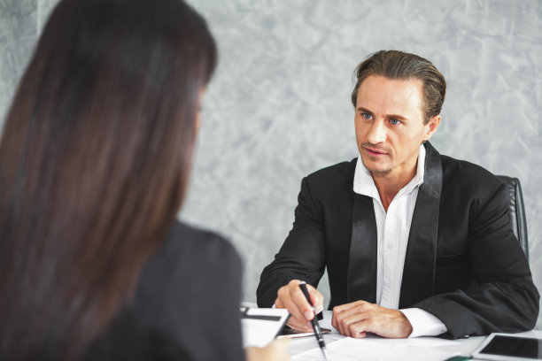 强势/愤怒的老板抱怨亚洲商务女性(休闲制服)图片下载