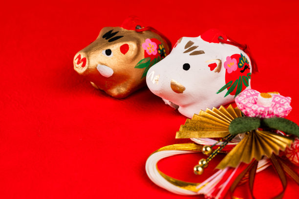 野猪的娃娃。日本的新年卡片。图片下载