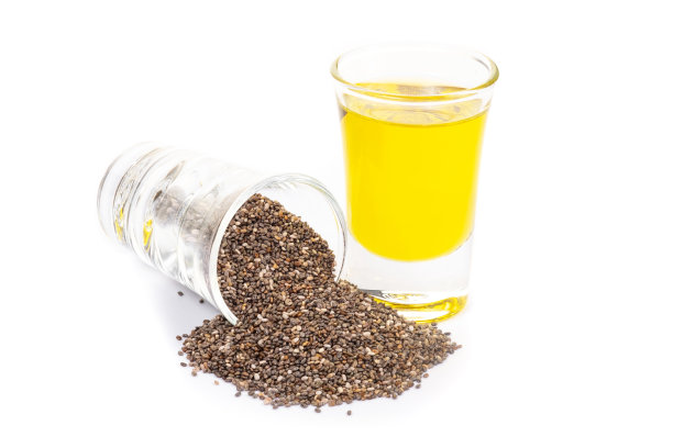 奇亚籽和奇亚油在白色的背景。有机奇亚籽油。健康食品,超级食品。医疗保健的概念。图片下载