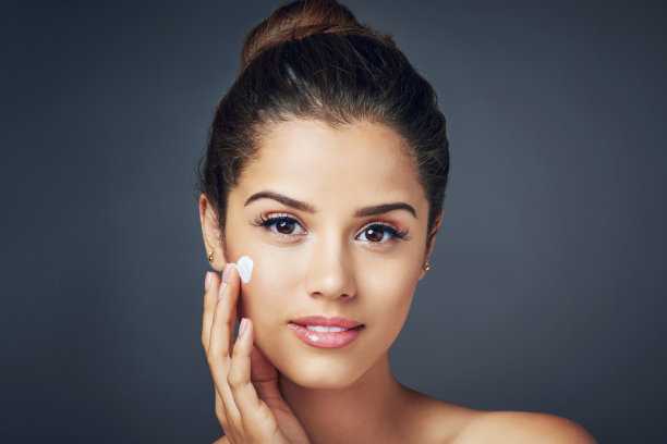 健康有光泽的皮肤需要水分图片下载