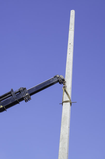 起重机吊钩起吊混凝土电柱图片下载