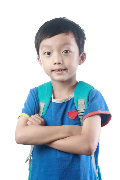 一个背着书包的亚洲小男孩，背景是白色图片下载